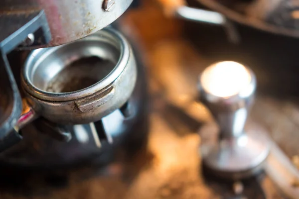 Profesyonel Bir Kahve Makinesinde Kahve Yapmak Espresso Kahvesi Yapıyorum Kapat — Stok fotoğraf