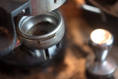 Kahve çekirdeklerini öğütüp, kahve makinesinde metal filtre tutacağına koyup,