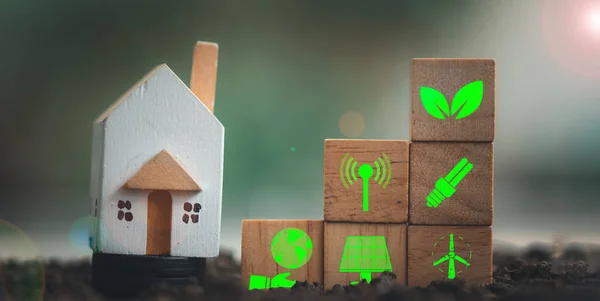 Mini Haus Aus Holz Mit Energiesymbol Energiesparendem Und Energiesparendem Wohnkonzept — Stockfoto