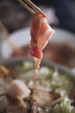 Tayland usulü ızgara yemek için çiğ domuz eti kullanıyoruz. Adı Moo-ka-ta. Tatillerde Taylandlılar arasında popüler bir yemek. Izgara domuz eti ve haşlanmış sebze..