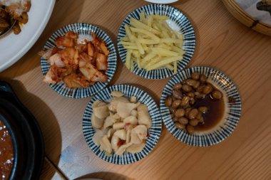 Kore turşusu çeşitli aperatifler. Lezzetli Kore yemekleri..