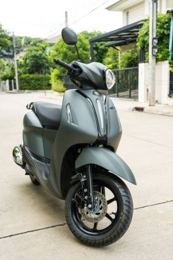 Samut Prakan - 16 Ağustos 23: Yamaha Grand Filano Melezi Bağlı 2023, Lüks Gri, mavi çekirdekli melez motor ve yeni kimlik her yaşam tarzını karşılıyor, şık bir yaşam tarzı, şık bir prim tarzı.
