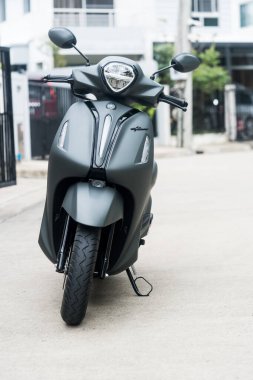 Samut Prakan - 16 Ağustos 23: Yeni otomobil motosikleti. Yamaha, model Yamaha Grand Filano Hibrit Bağlı 2023. Modern klasik tarz ve kavisli tasarım, lüks gri, mavi çekirdekli hibrit motorlu yakıt tasarrufu