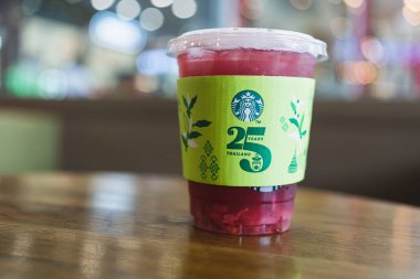 Bangkok, Tayland - 16 Ağustos 2023: Starbucks Tayland 'ın yeşil kağıt bardak kolları 25 yılı kutluyor. Kapat.
