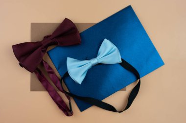 Papyonlu lüks düğün davetiyesi. Üst görünüm