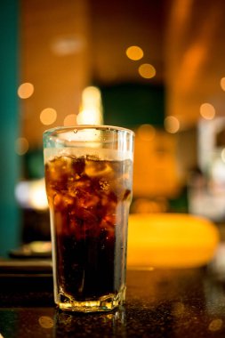 Büfedeki masada bir bardak buzlu içecek. Kapat.