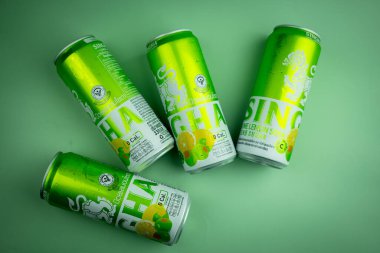 Samut Prakan, Tayland - 31 Ağustos 2023: Bir kutu SINGHA UME LEMON SODA şekersiz, 0 kcal. Markası SINGHA, Tayland 'ın en ünlü içecek markasından..