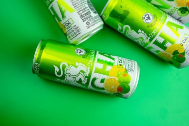 Samut Prakan, Tayland - 31 Ağustos 2023: Singha 'dan yeni ürünler. Singha Ume Limonlu Soda yeşil arka planda parlayan yeşil 330 ml Sıfır Şeker ile geliyor. Markası SINGHA Tayland 'da