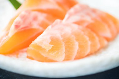 Çiğ somon dilimi ya da Japon usulü somon balığı. Bir sürü omega 3 yemeği..