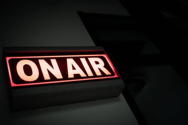 Hava işareti simgesinde parlıyor. Canlı yayın radyo üretim odası