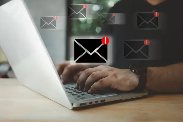Mann Benutzt Laptop Computer Für Mail Mit Benachrichtigungsbenachrichtigung Virtuellen Bildschirm — Stockfoto