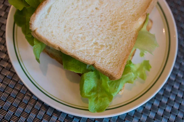 Домашний Сэндвич Свежими Овощами Тарелке Закрыть — стоковое фото