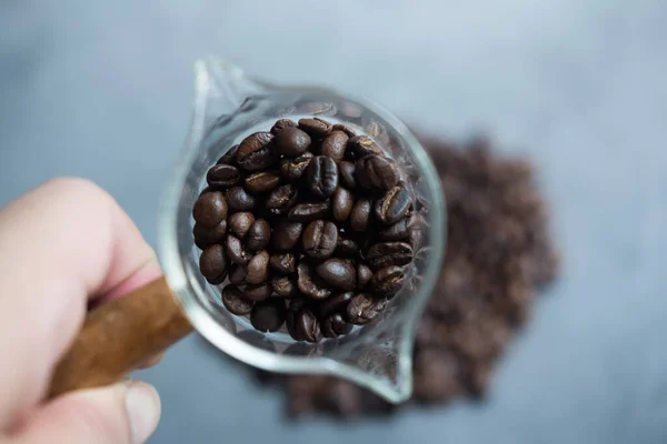 Kaffeebohnen Mini Tasse Glas Zur Hand Nahaufnahme — Stockfoto