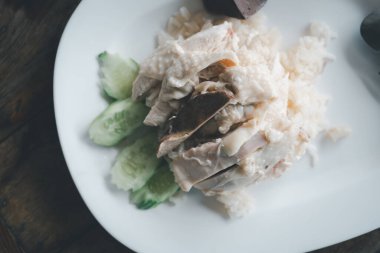 Tavuklu pilavın yakın plan görüntüsü.