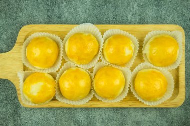 Yumurta sarısı tuzlu fasulyeli kek, ahşap tepside duruyordu. Üst görünüm