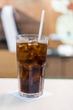 Buzlu meşrubat bardağı. Kapat.