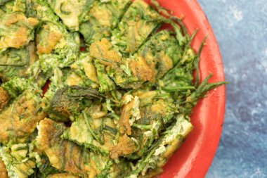 Kırmızı tabakta Cha om omleti. Tayland geleneksel yemekleri.