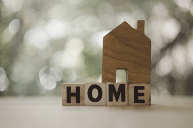 Kopya alanı olan küçük ahşap bir ev. İş ve kredi kavramı