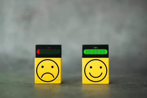 Желтые Деревянные Кубические Блоки Несчастными Лицами Довольными Полной Батареей Низкой — стоковое фото