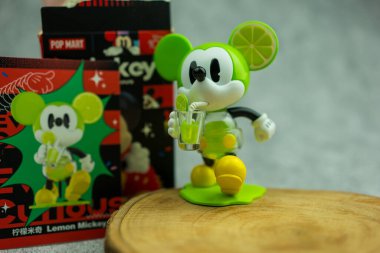 Bangkok, Tayland - 6 Ekim 2023 Limonlu Mickey 'nin şirin Pop Mart oyuncağı. POPMART Disney 100. yıl dönümü Mickey Serisi