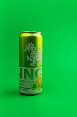 Samut Prakan, Tayland - 6 Ekim 2023: Singha 'dan yeni ürünler. Singha Ume Limonlu Soda yeşil arka planda parlayan yeşil 330 ml Sıfır Şeker ile geliyor. Markası SINGHA Tayland 'da