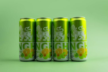 Samut Prakan, Tayland - 6 Ekim 2023: Bir kutu SINGHA UME LEMON SODA şekersiz, 0 kcal. Markası SINGHA, Tayland 'ın en ünlü içecek markasından..