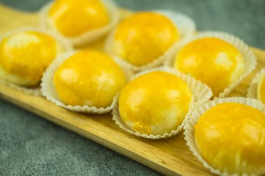 Birçok ev yapımı Çin hamur işi ay çöreği topları ahşap tepsiye konur..