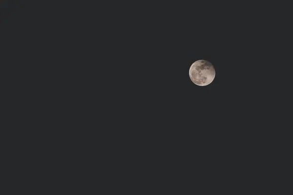 Mooie Volle Maan Boven Donkere Zwarte Lucht Nachts — Stockfoto