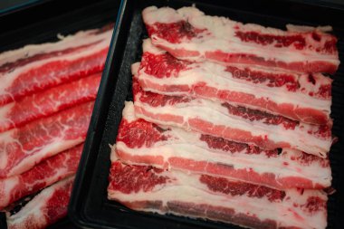 Japon sukiyaki ve shabu shabu için ince dilimlenmiş et..