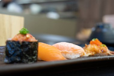 İştah açıcı çeşit suşi. Kapat.