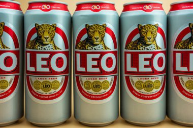 Bangkok, Tayland - 8 Ekim 2023: Konserve kutusunun yenisi, Leo lager birası thai birası, Leo Beer Tayland 'da en popülerdir. Ağ ağırlığı 490 ml..