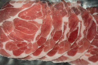 Az pişmiş çiğ et, siyah tabakta servis edilen mermer desenli..