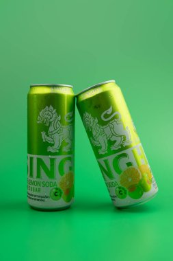 Samut Prakan, Tayland - 11 Ekim 2023: Singha 'dan yeni ürünler. Singha Ume Limonlu Soda yeşil arka planda parlayan yeşil 330 ml Sıfır Şeker ile geliyor. Markası SINGHA Tayland 'da