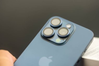Bangkok, Tayland - 12 Ekim 2023: Apple yeni akıllı telefon iPhone 15 Pro mavi titanyumunu Eylül ayında piyasaya sürdü