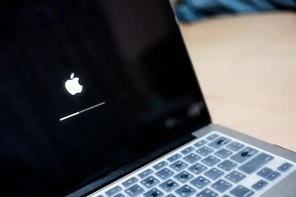 Bangkok, Tayland - 12 Ekim 2023: iOS yazılım güncelleme süreci Apple MacBook ekranında. Ekranda elma simgesi ve durum çubuğu.