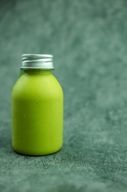 Taze avokado smoothie yoğurt, süt ve balla karıştırılmış. Sağlıklı içki konsepti.