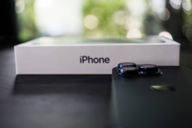 Bangkok, Tayland - 15 Ekim 2023: Apple yeni akıllı telefon iPhone 15 Serisi, mavi titanyum rengi, 48 megapiksel ana kamera ve 5x optik yakınlaştırmalı üçlü lens kamera kurulumu