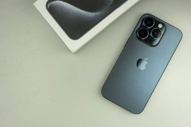 Bangkok, Tayland - 15 Ekim 2023: Apple iPhone 15 Pro. Teknolojik akıllı telefon modern tasarımı. Mavi titanyum rengi, 48 megapiksel ana kamera ve Dinamik Ada
