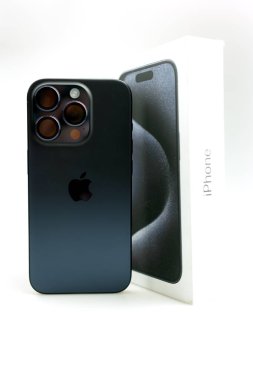 Bangkok, Tayland - 15 Ekim 2023: Apple yeni akıllı telefon iPhone 15 Pro, Mavi titanyum rengi, 48 megapiksel ana kamera 22 Eylül 2023 tarihinde Bangkok, Tayland