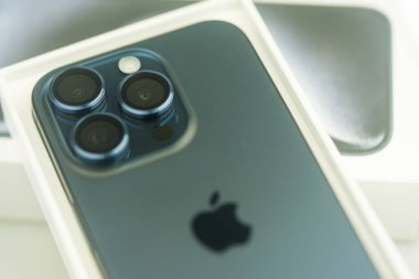 Bangkok, Tayland - 15 Ekim 2023: Yeni iPhone 15 Pro mavi titanyum rengindeki büyük yeni üçlü kamerayı kapat