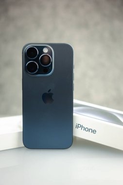 Bangkok, Tayland - 15 Ekim 2023: Yeni iPhone 15 profesyonel mavi titanyum 48 megapiksel ana kamera ve modern tasarım, 2023 yılında yeni akıllı telefonu hizmete sokun