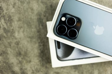 Bangkok, Tayland - 15 Ekim 2023 iPhone 15 Pro mavi titanyum akıllı telefon yeni modeller, 2023 yılında yeni akıllı telefon açın