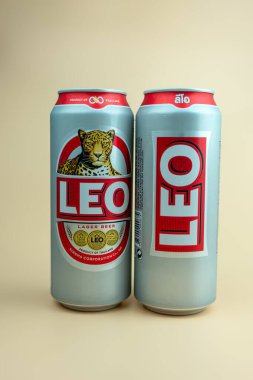 Bangkok, Tayland - 15 Ekim 2023: Leo bira kutusunun yeni tasarımı, net ağırlığı 490 ml. % 5 böl. Leo Beer Tayland 'da çok popülerdir.