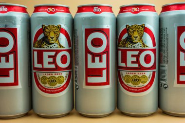 Bangkok, Tayland - 15 Ekim 2023: Yeni tasarım bir Leo Beer kutusu, net ağırlığı 490 ml. ALC% 5 vol, Leo bira Boon Rawd Bira Fabrikası Co., LTD, Tayland Ürünleri