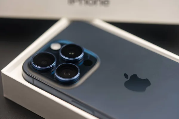 Bangkok, Tayland - 15 Ekim 2023: Yeni bir iPhone 15 profosyonel mavi titanyum rengi, 48 megapiksel ana kamera