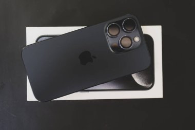 Bangkok, Tayland - 16 Ekim 2023: Bir kutunun önünde Apple iPhone 15, Titanyum kaplama, A17 Biyonik, 48 MP Kamera