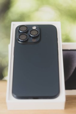 Bangkok, Tayland - 16 Ekim 2023: Yeni piyasaya sürülen iPhone 15 mavi titanyum rengi