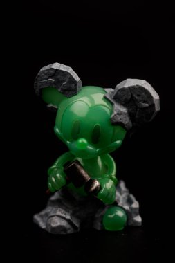 Bangkok, Tayland - 16 Ekim 2023 Jade Mickey figürleri. Disney 'in 100. yıldönümü Mickey Hiç Meraklı Seriler Figürleri POP MART.