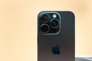Bangkok, Tayland - 17 Ekim 2023: Apple yeni akıllı telefon iPhone 15 Pro, Mavi titanyum rengi, 48 megapiksel ana kamera 22 Eylül 2023 tarihinde Bangkok, Tayland