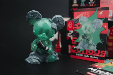 Bangkok, Tayland - 17 Ekim 2023 Jade Mickey figürleri. Disney 'in 100. yıldönümü Mickey Hiç Meraklı Seriler Figürleri POP MART.